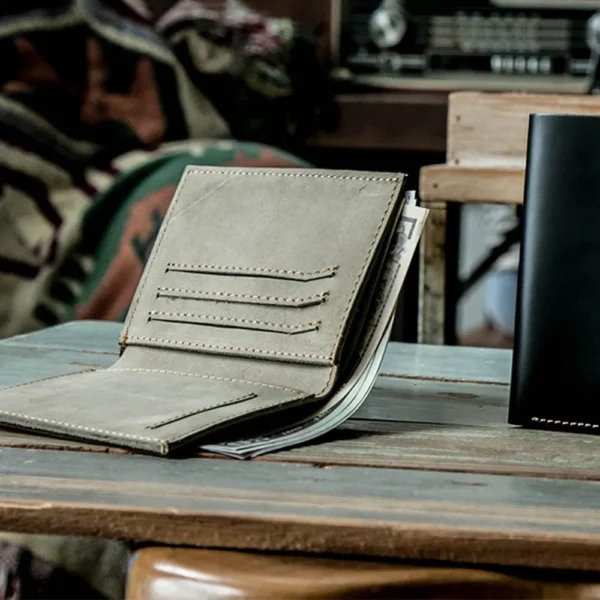 Luxury Minimalist Short Wallet Full-Grain Leather without Inner Compartments
