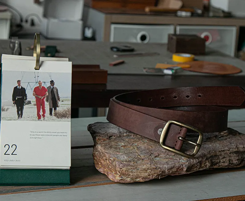 Rugged Vintage Workwear Style Men's Full-Grain Leather Belt